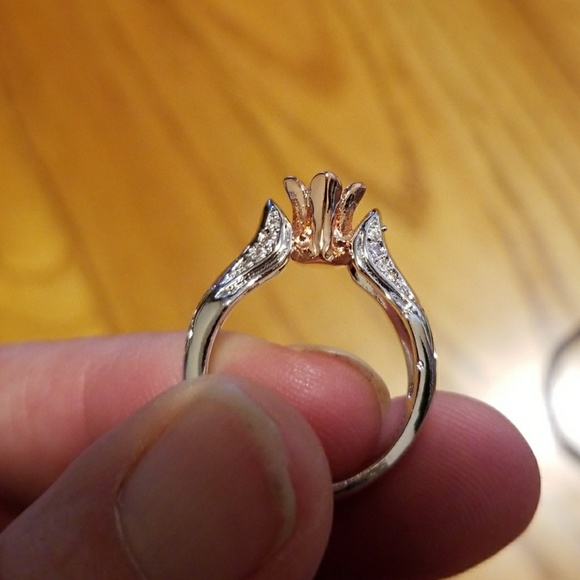 Beautiful 2 tone, flower ring - Picture 5 of 6